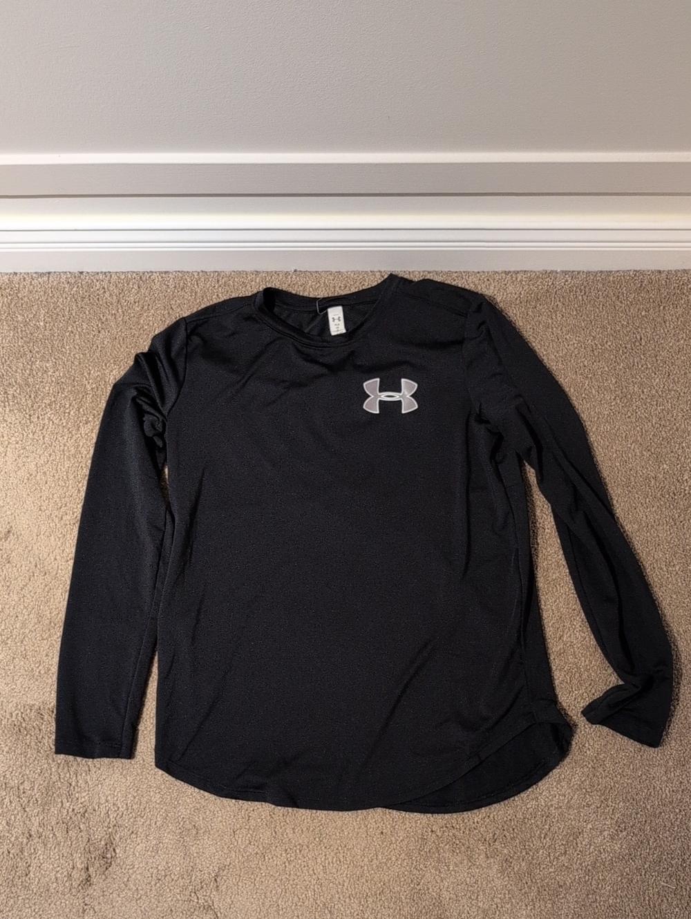 Under Armour Black Girls large ong-Sleeve Performance Shirt with Reflective Logo
